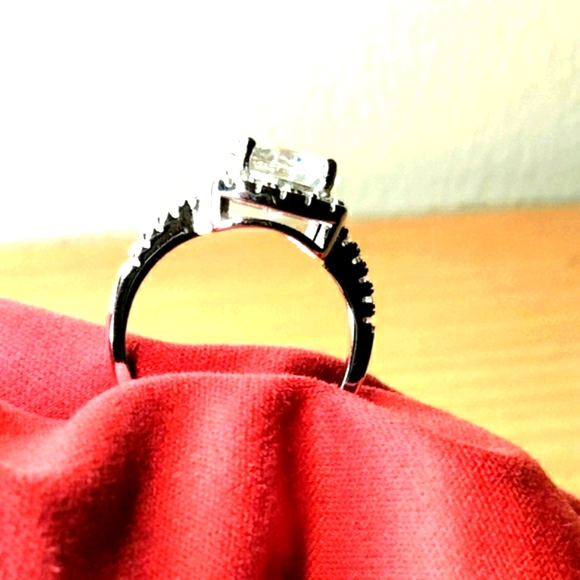 Moissanite🥰 lab grown 2 carat diamond round cushion paved Halo engagement ring - Picture 4 of 14